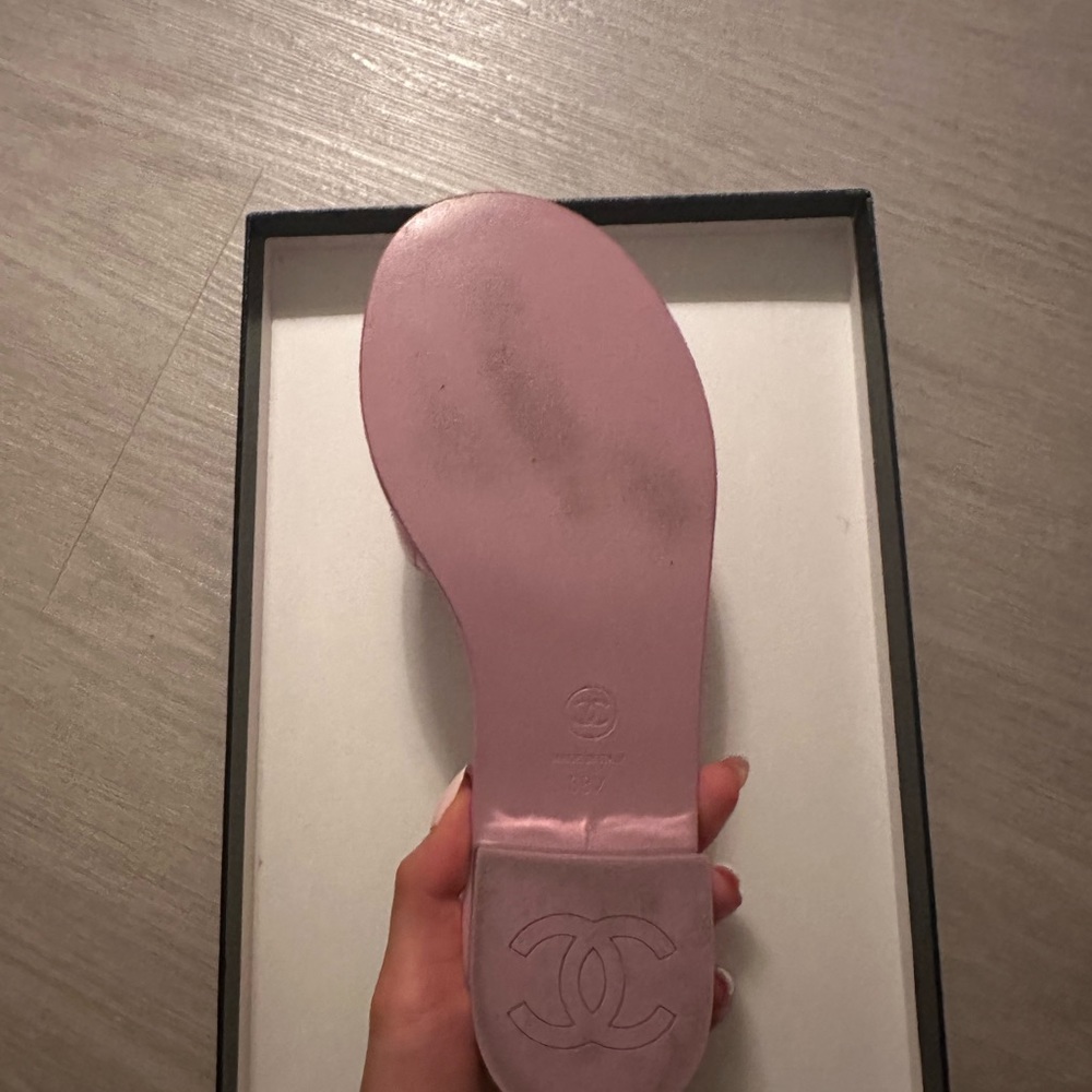 Chanel 23p pink patent slip on turn lock sandals - Picture 4 of 5
